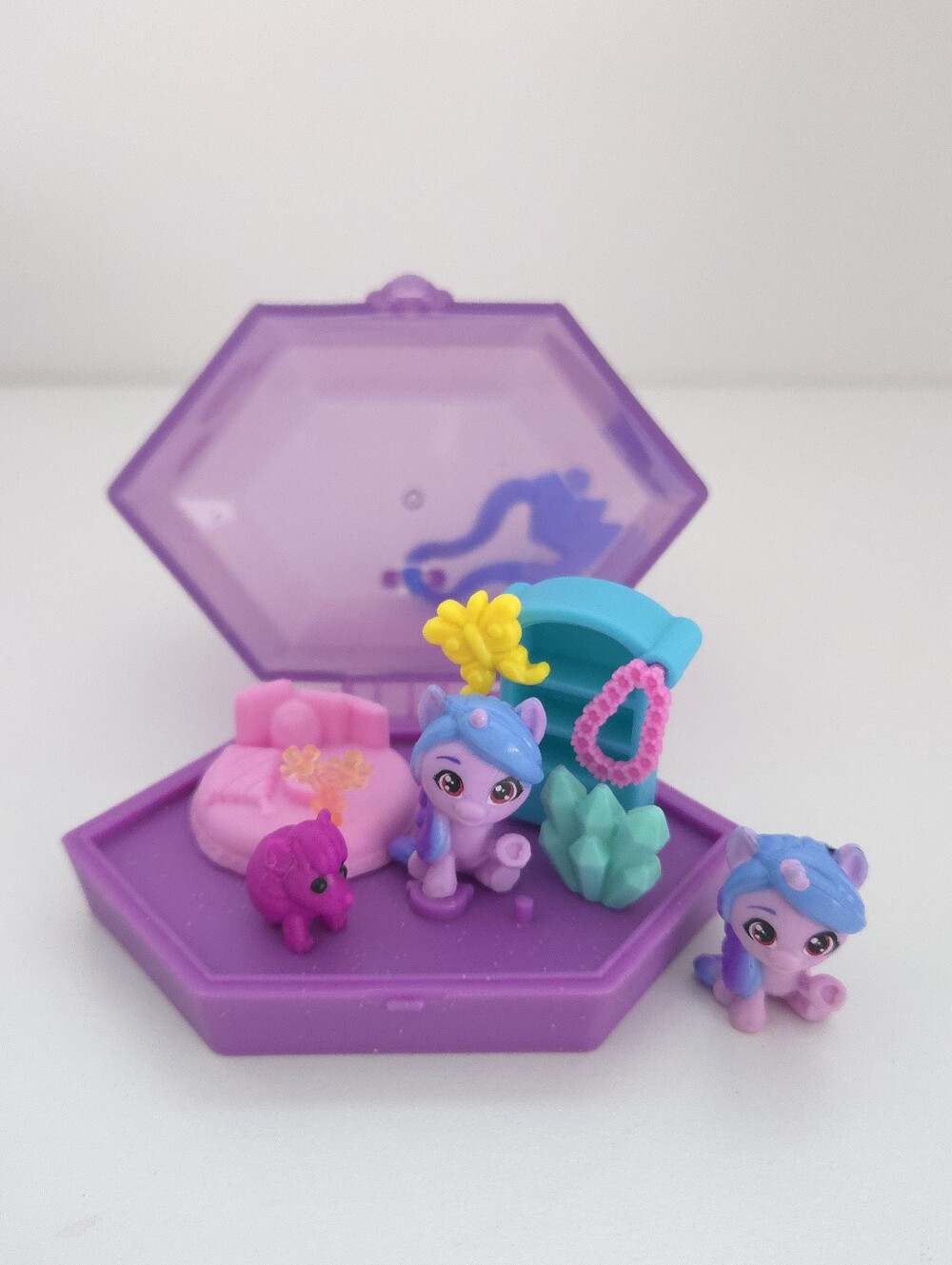 My Little Pony MLP Mini World Magic Crystal Keychain with Mini Izzy Moonbow Pony